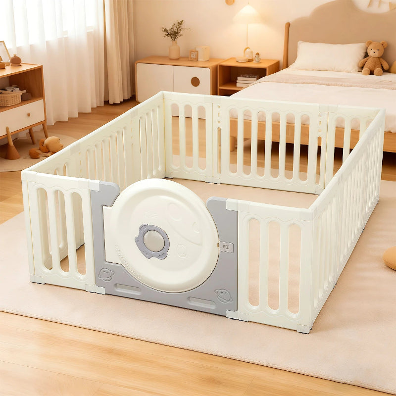 Parc bébé beige dans la cahmbre