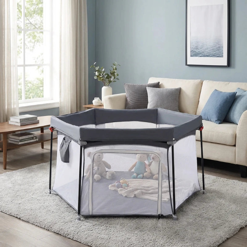 Parc bebe pliable rond en tissu gris dans un salon