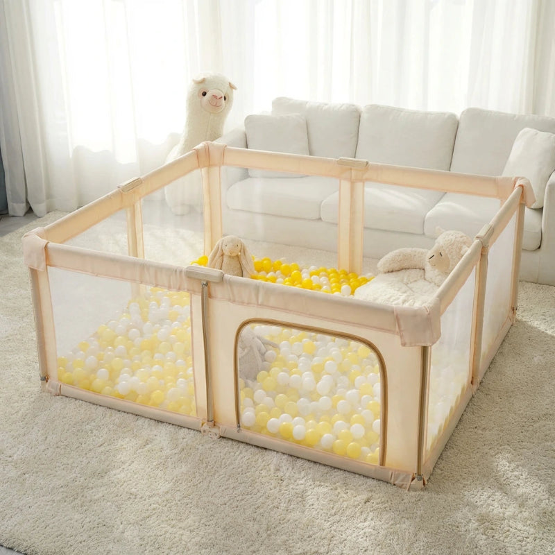 Le Parc bebe pliant en tissu beige dans un salon