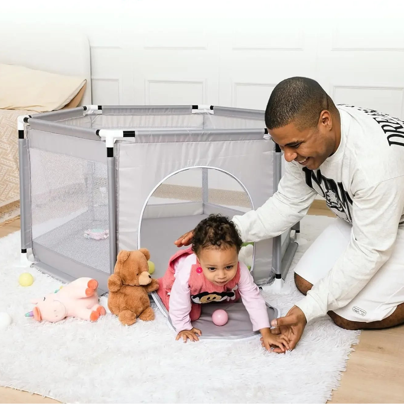 Petit parc bebe rond en tissu avec assistance du père