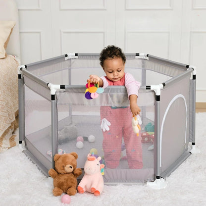Petit parc bébé rond en tissu dans le salon