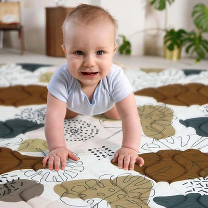 Un bébé sur le Grand matelas epais pour parc bebe