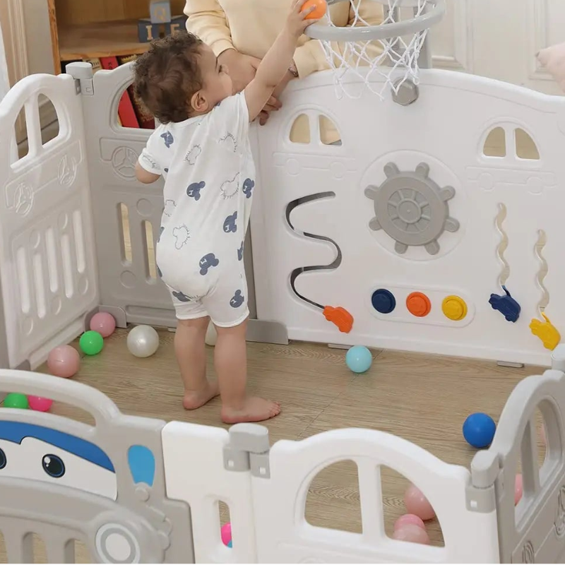 Un bébé jouant avec le panier du Parc pour bebe pliable geant