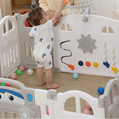 Un bébé jouant avec le panier du Parc pour bebe pliable geant
