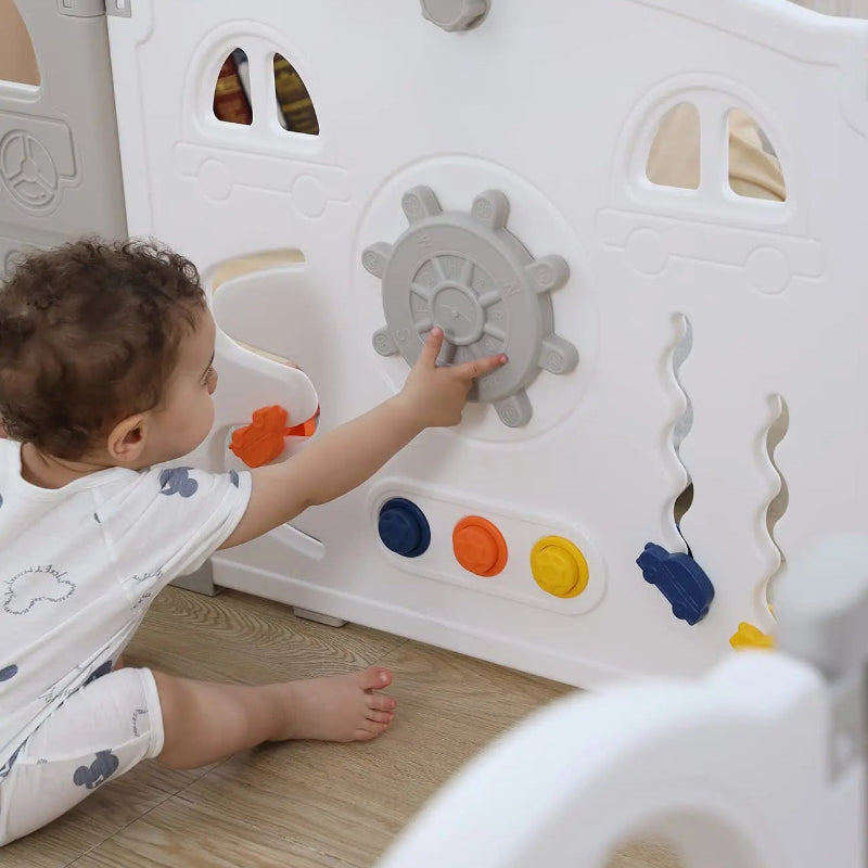 un bebe dans le Parc pour bebe pliable geant