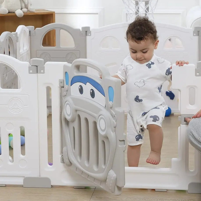 un bébé qui sort du Parc pour bebe pliable geant